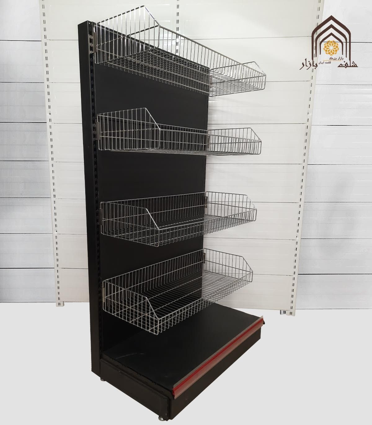 قفسه سبد کناردیوار فروشگاهی مشبک با طراحی کاربردی و مناسب برای سامان‌دهی محصولات در فروشگاه‌ها.