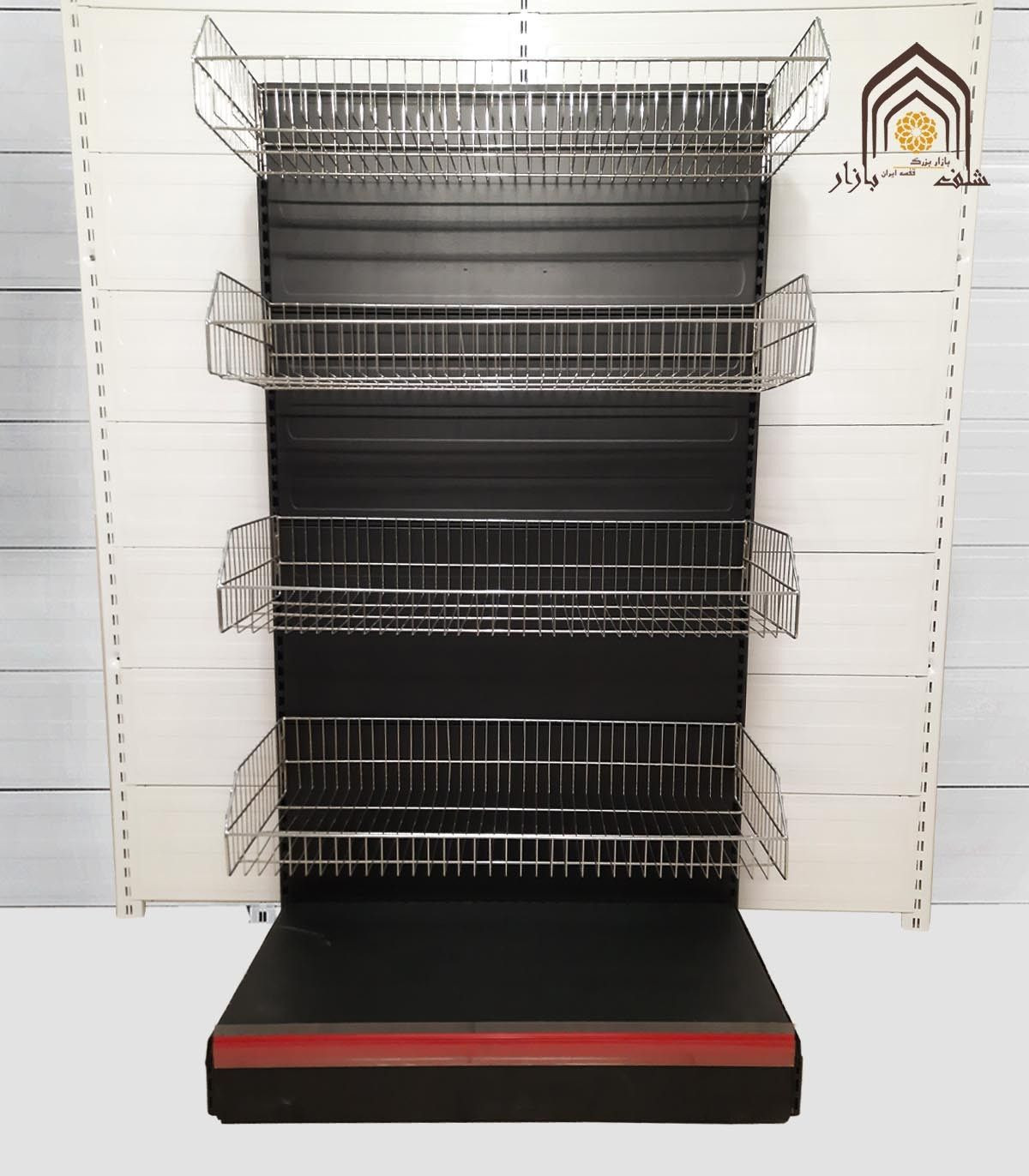 قفسه سبد کناردیوار فروشگاهی با طراحی مشبک از سامان انبار شرق طوس برای نمایش کالاها مناسب است.