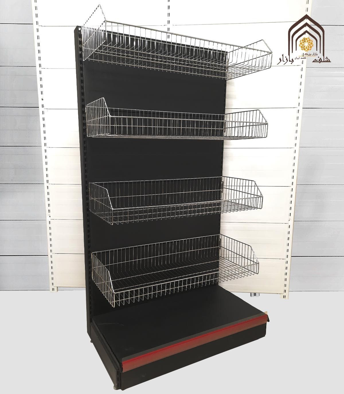 قفسه سبد کناردیوار فروشگاهی سامان انبار شرق طوس با طراحی مشبک برای نظم دهی به محصولات.