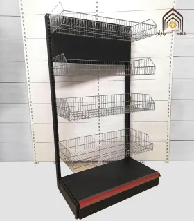 قفسه سبد کناردیوار فروشگاهی با طراحی مشبک و کارآمد از سامان انبار شرق طوس. مناسب برای نمایش محصولات در فروشگاه‌ها.