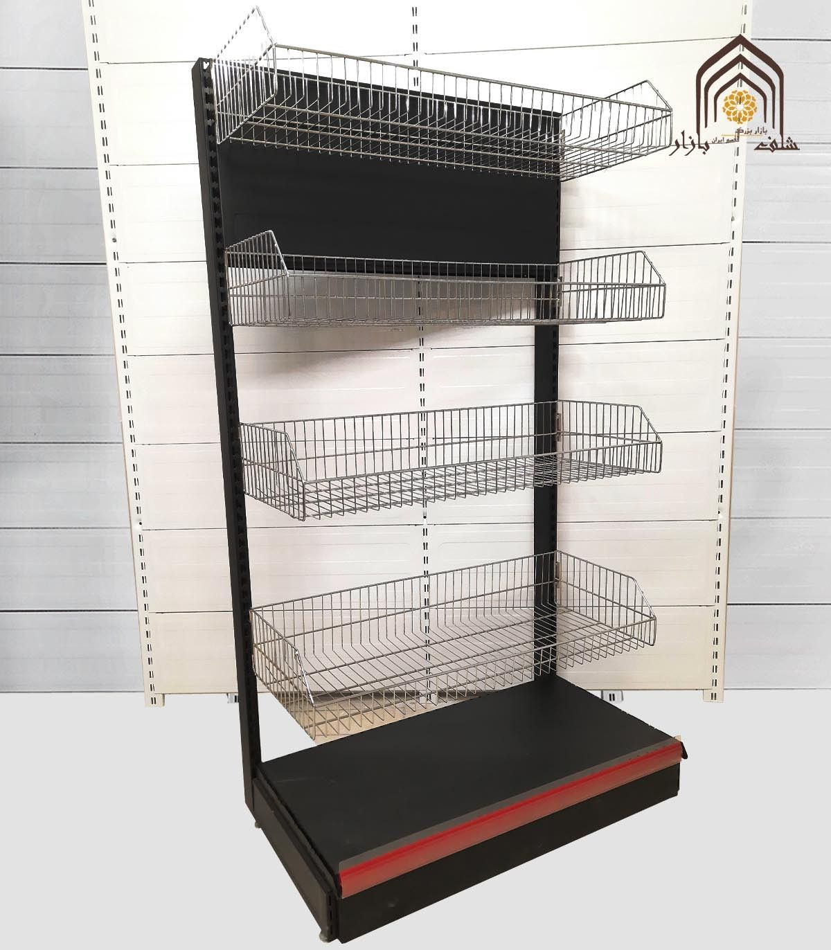 قفسه سبد کناردیوار فروشگاهی با طراحی مشبک و کارآمد از سامان انبار شرق طوس. مناسب برای نمایش محصولات در فروشگاه‌ها.