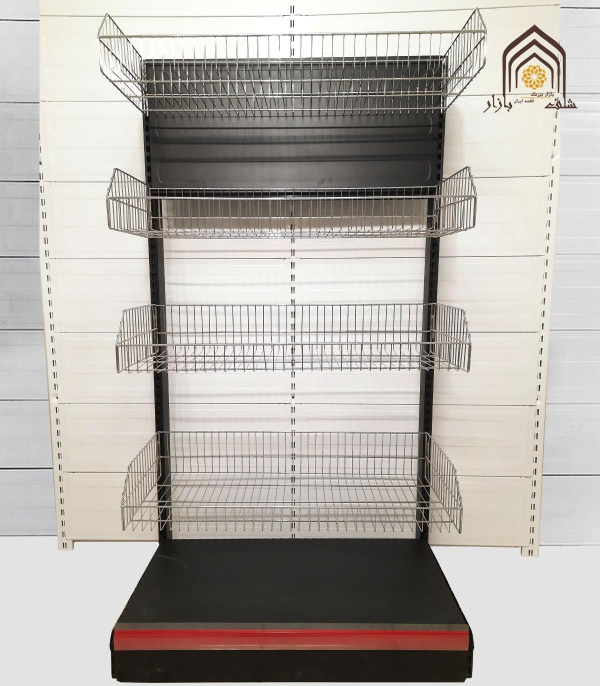 قفسه سبد کناردیوار فروشگاهی مشبک با طراحی مدرن و فضایی مناسب برای ساماندهی محصولات.