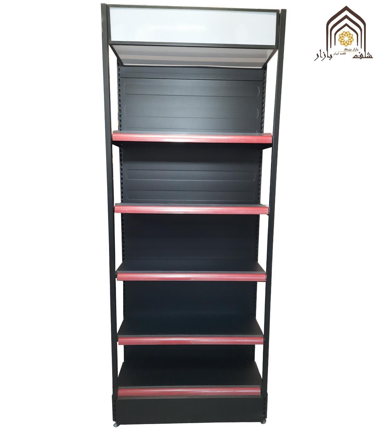 قفسه کنار دیوار فروشگاهی سامان انبار شرق طوس با طراحی مشبک برای نمایش بهتر محصولات \n\nاین قفسه مناسب برای فروشگاه‌ها و نمایشگاه