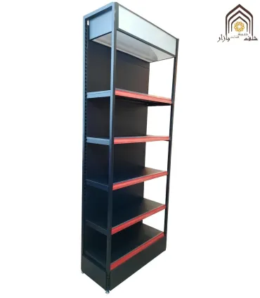 قفسه کنار دیوار مشبک فروشگاهی از سامان انبار شرق طوس، ایده‌آل برای نمایش محصولات.
