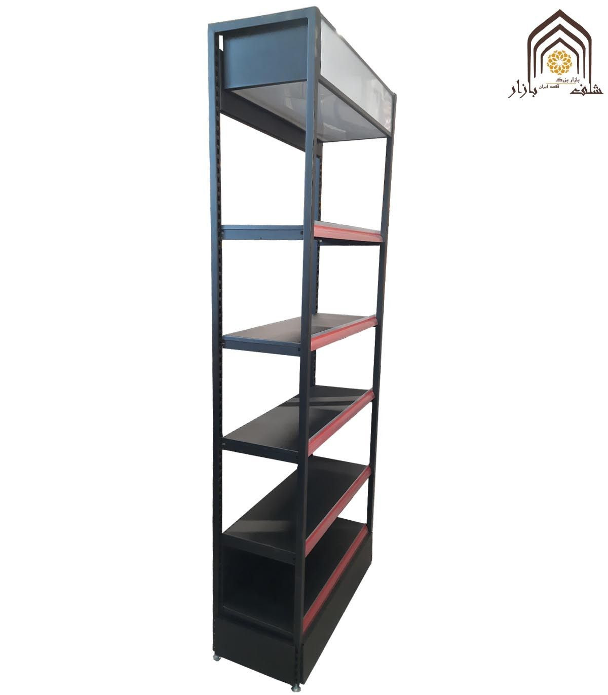 قفسه کنار دیوار فروشگاهی سامان انبار شرق طوس طراحی مدرن و کارآمد برای نمایش و ذخیره‌سازی اجناس است.