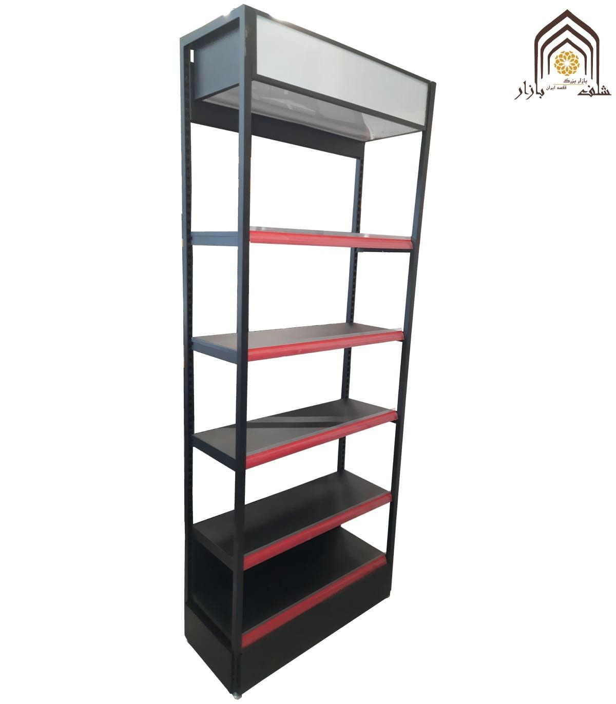 قفسه کنار دیوار فروشگاهی مشبک از سامان انبار شرق طوس، مناسب برای سازماندهی و نمایش محصولات.