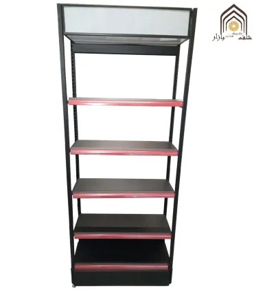 قفسه کنار دیوار فروشگاهی مشبک با طراحی زیبا و کاربردی برای ساماندهی اجناس در فروشگاه‌ها.