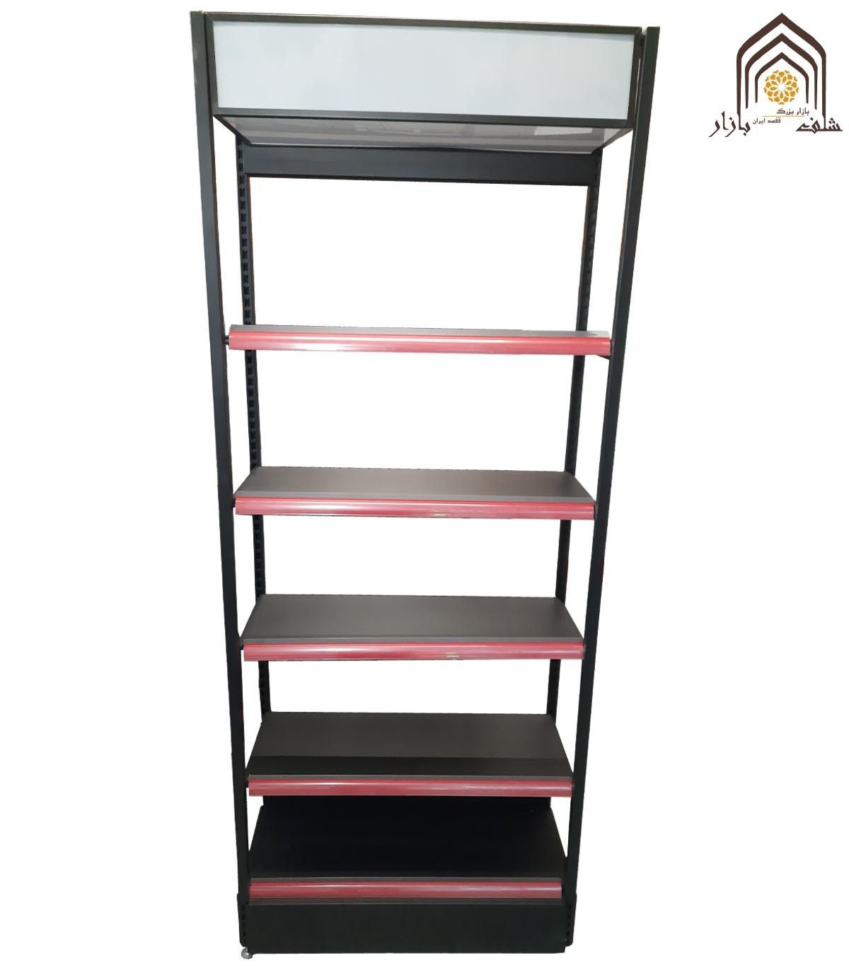 قفسه کنار دیوار فروشگاهی مشبک با طراحی زیبا و کاربردی برای ساماندهی اجناس در فروشگاه‌ها.