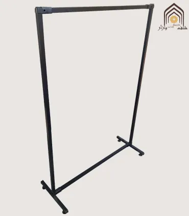 رگال فلزی ساده برای آویزان کردن لباس‌ها با طراحی مستحکم و کارآمد. مناسب برای استفاده در منزل یا فروشگاه.