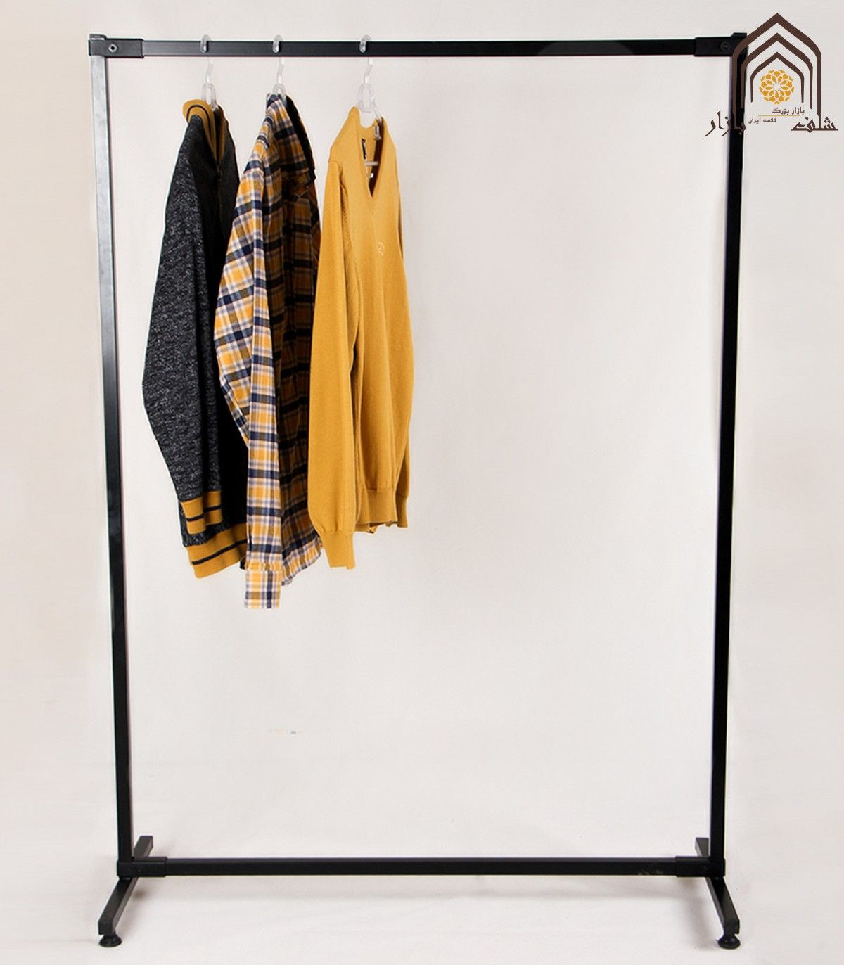رگال فلزی ساده برای آویزان کردن لباس‌های مختلف در فضاهای کوچک و منظم نگه داشتن آنها.