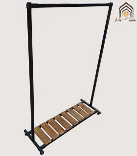 رگال ساده با طبقات چوبی مناسب برای نگهداری لباس و سایر وسایل، با طراحی مدرن و زیبا.