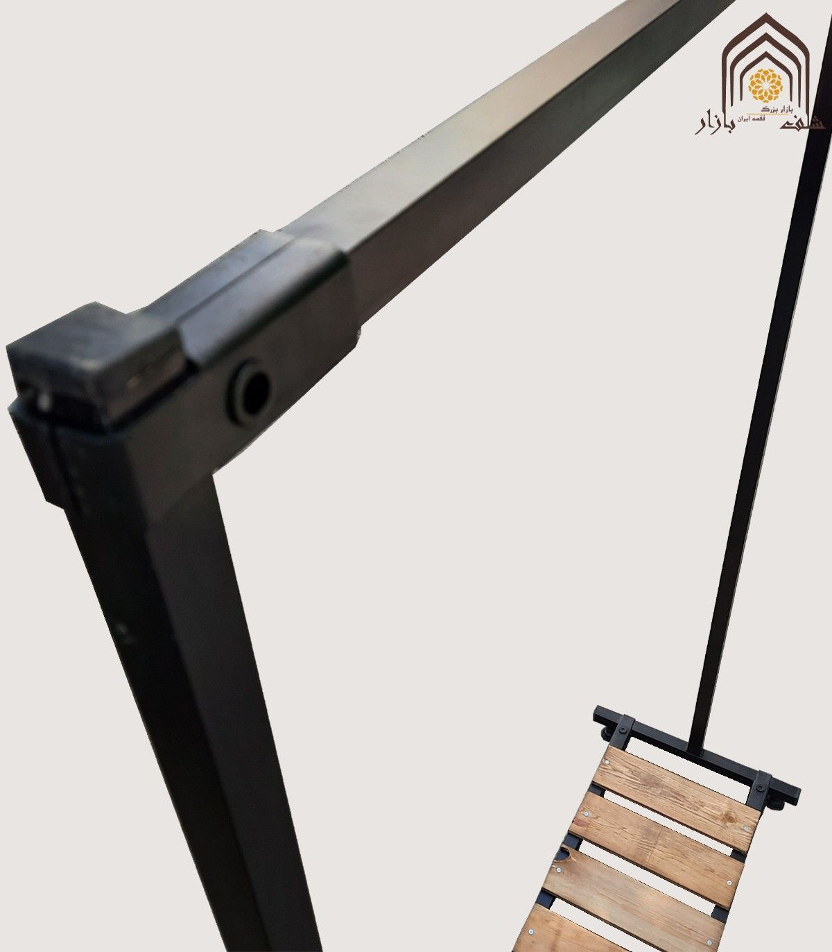 رگال ساده با طبقات چوبی مناسب برای سازماندهی و دکوراسیون داخلی منزل یا محل کار.