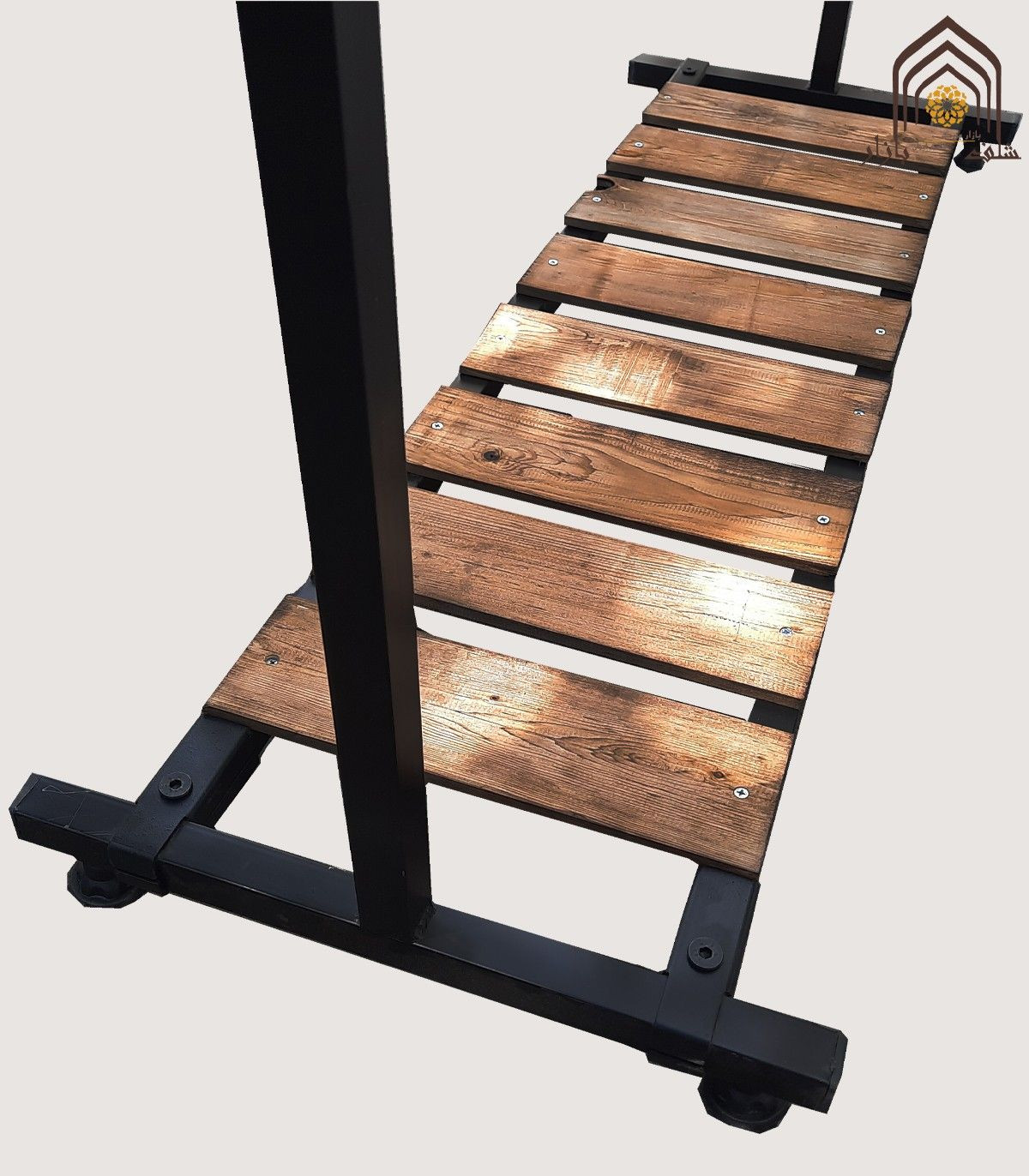 رگال ساده طبقه چوبی با طراحی منحصر به فرد و کاربری آسان برای نظم‌دهی به فضاهای داخلی.