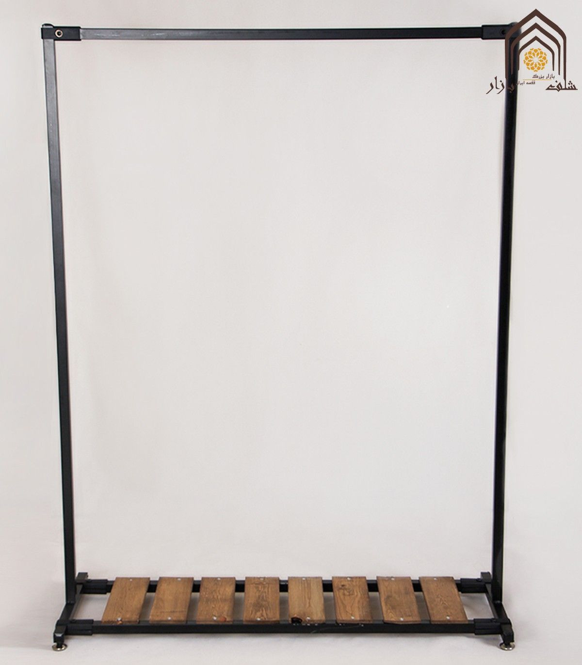 رگال ساده طبقه چوبی با طراحی مینimal و کارایی بالا برای سازماندهی لباس‌ها و وسایل.