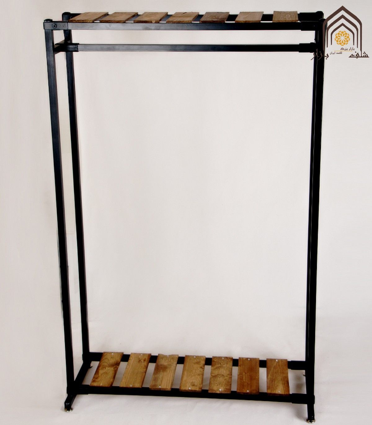 رگال مزونی با طبقه چوبی، مناسب برای نمایش لباس و اکسسوری‌ها در فروشگاه‌ها و مزون‌ها.