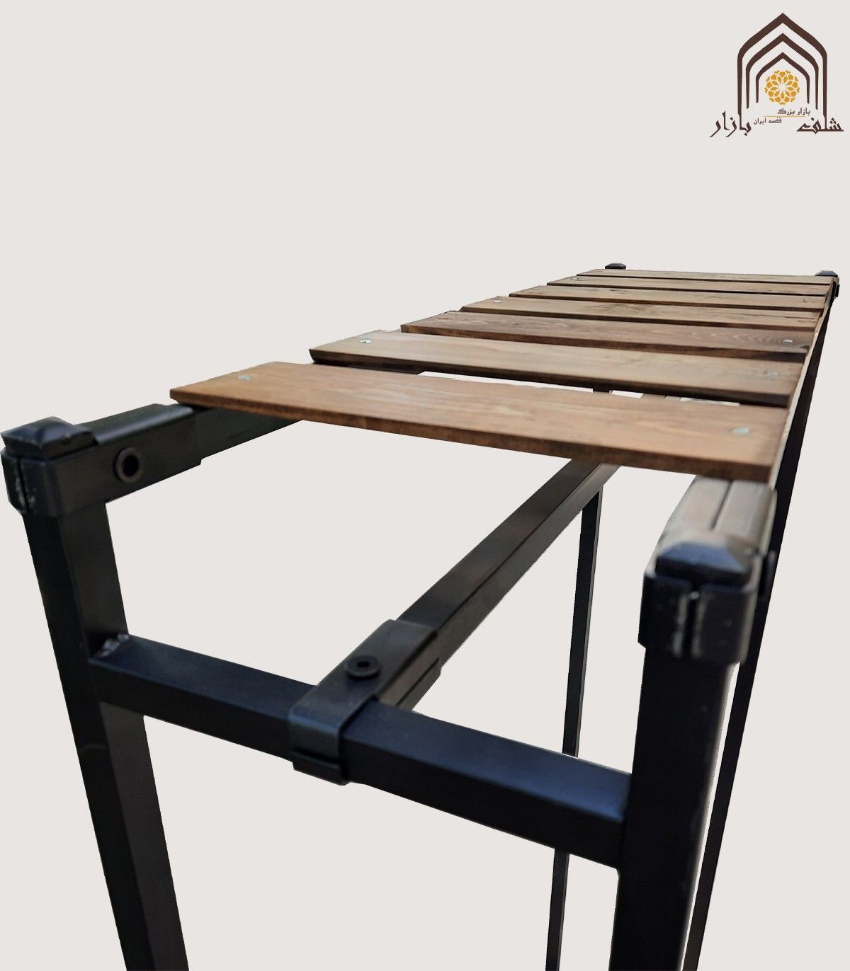 رگال مزونی با طبقه چوبی، طراحی مدرن و کارآمد برای نمایش بهترین لباس‌ها و اکسسوری‌ها.