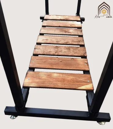 رگال مزونی چوبی با طراحی شیک و با دوام برای استفاده در فضای داخلی و نمایش لباس‌ها.