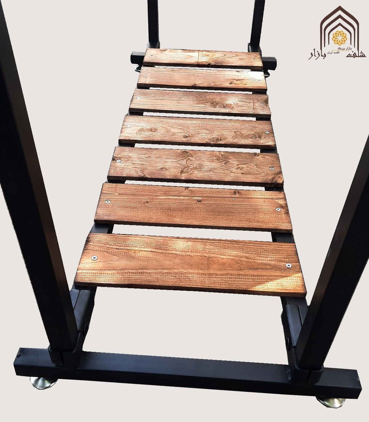 رگال مزونی چوبی با طراحی شیک و با دوام برای استفاده در فضای داخلی و نمایش لباس‌ها.