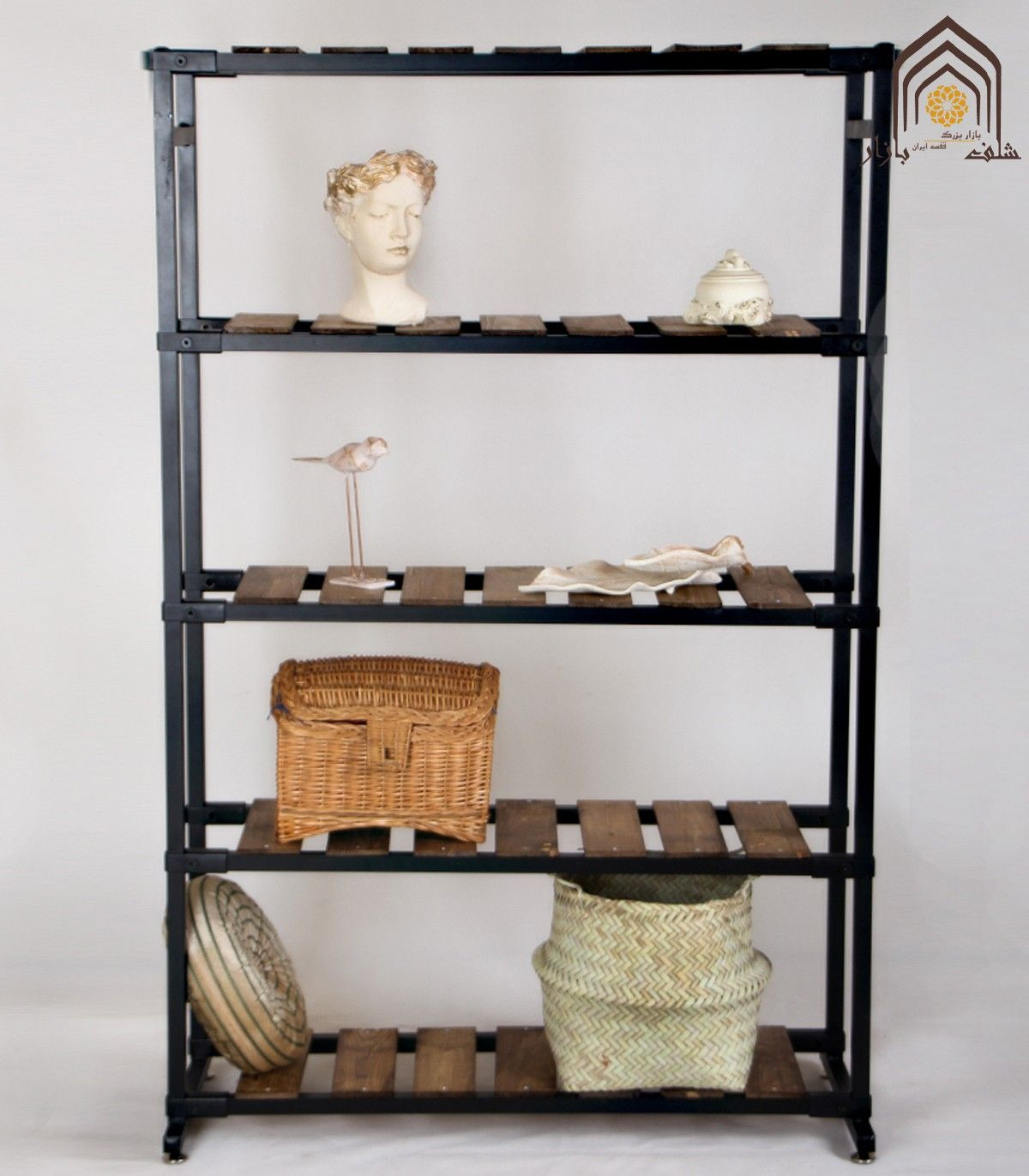 رگال کفش چوبی با طبقات زیبا و فضاهای مناسب برای نمایش و نگهداری وسایل.