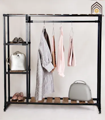 ویترین رگال مزونی با طراحی مدرن و جذاب برای نمایش لباس‌ها و اکسسوری‌ها به بهترین نحو\n\nفروشگاه رگال مزونی با استایل به روز و کی