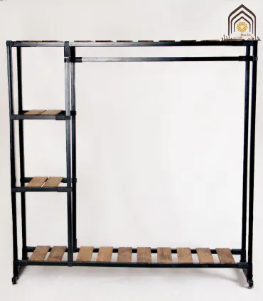 ویترین رگال مزونی با طراحی مدرن و کاربردی برای نمایش پوشاک و اکسسوری‌ها\n\nاین ویترین به شما امکان می‌دهد تا لباس‌ها و لوازم خود