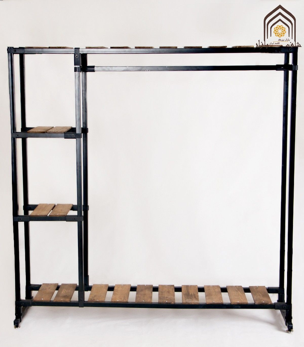 ویترین رگال مزونی با طراحی مدرن و کاربردی برای نمایش پوشاک و اکسسوری‌ها\n\nاین ویترین به شما امکان می‌دهد تا لباس‌ها و لوازم خود