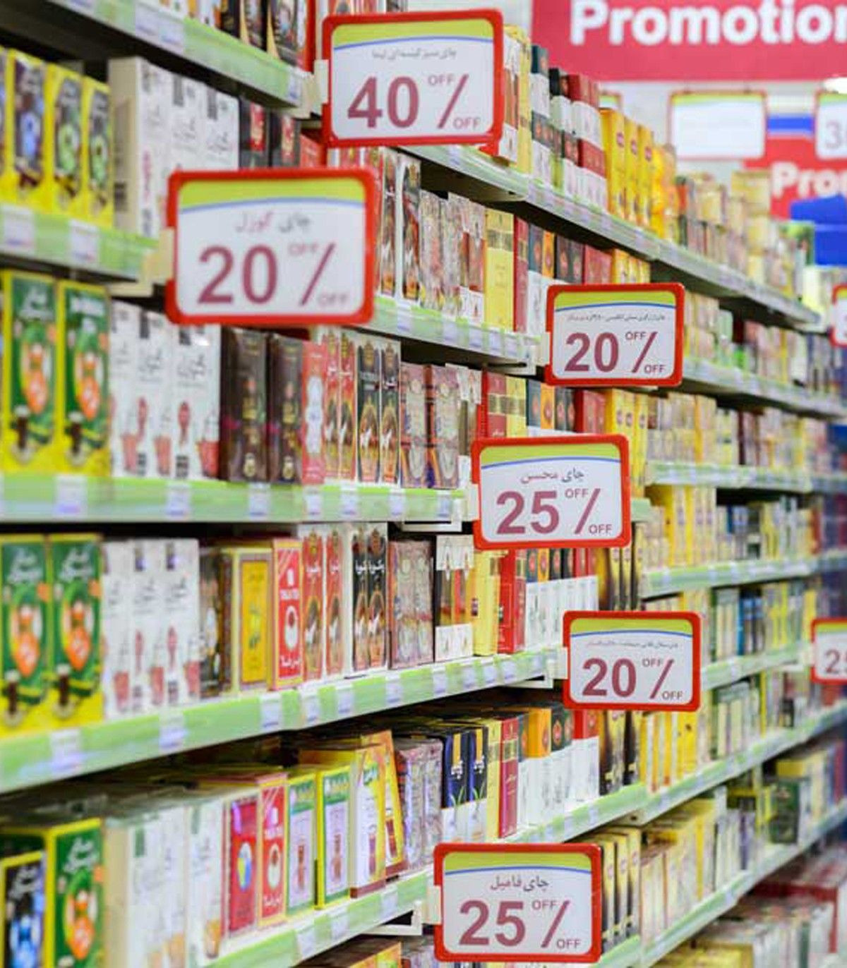 اتیکت آهنربایی مگنوم پاور بر روی قفسه‌های فروشگاه با قیمت‌های تخفیف‌دار و محصولات متنوع.