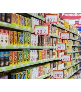 اتیکت آهنربایی مگنوم پاور بر روی قفسه‌های فروشگاهی با تخفیف‌های متنوع برای محصولات مختلف نمایش داده شده است.