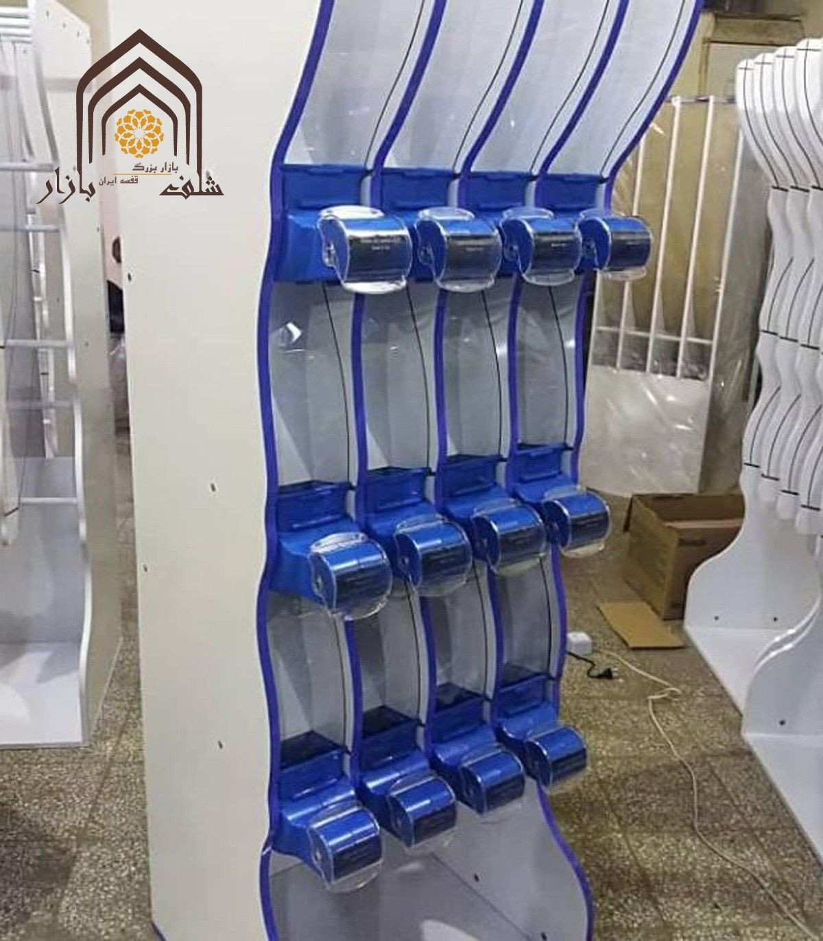 استند اجیل خشکبار الینا با طراحی مدرن و کاربردی، مناسب برای نصب در فروشگاه‌ها و مکان‌های تجاری.