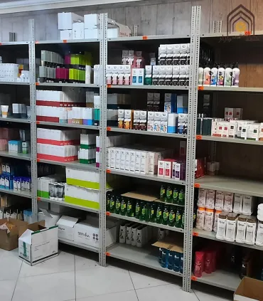 قفسه پیچ و مهره ای سامان انبار شرق طوس با دسته بندی منظم و محصولات متنوع.