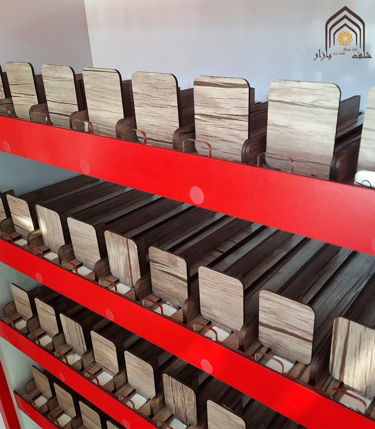 استند سیگار تنباکو ایستاده با طراحی زیبا و کیفیت بالا برای نگهداری سیگارها \n\nاین استندها به راحتی در هر فضایی قرار می‌گیرند و 