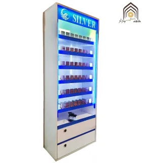 استند سیگار تنباکو ایستاده با طراحی مدرن و نورپردازی زیبا برای نمایش محصولات مختلف.