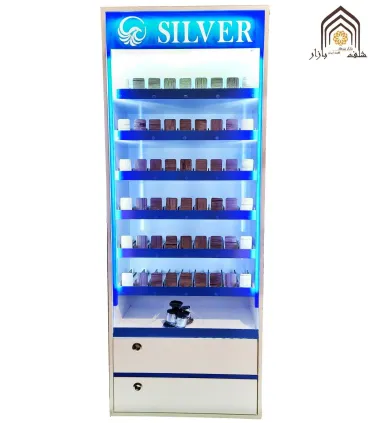 استند سیگار و تنباکو ایستاده با طراحی مدرن و نورپردازی زیبا، مناسب برای نمایش محصولات در فروشگاه‌ها.