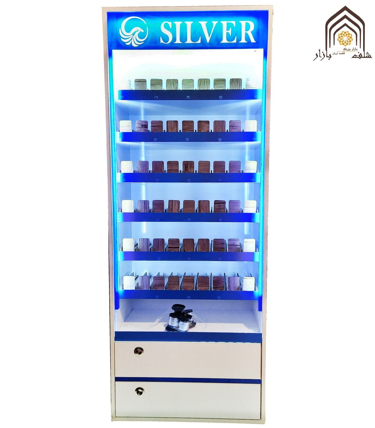 استند سیگار و تنباکو ایستاده با طراحی مدرن و نورپردازی زیبا، مناسب برای نمایش محصولات در فروشگاه‌ها.