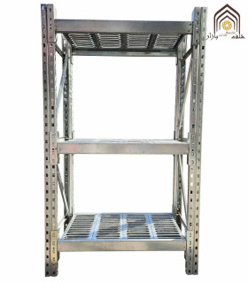 قفسه راک سردخانه‌ای با طراحی مشبک از سامان انبار شرق طوس، مناسب برای نگهداری کالاها در شرایط سرد.