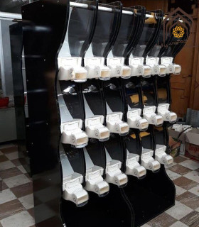 قفسه آجیل و خشکبار الینا استند با طراحی مدرن و کاربردی برای توزیع آسان محصولات خشک.