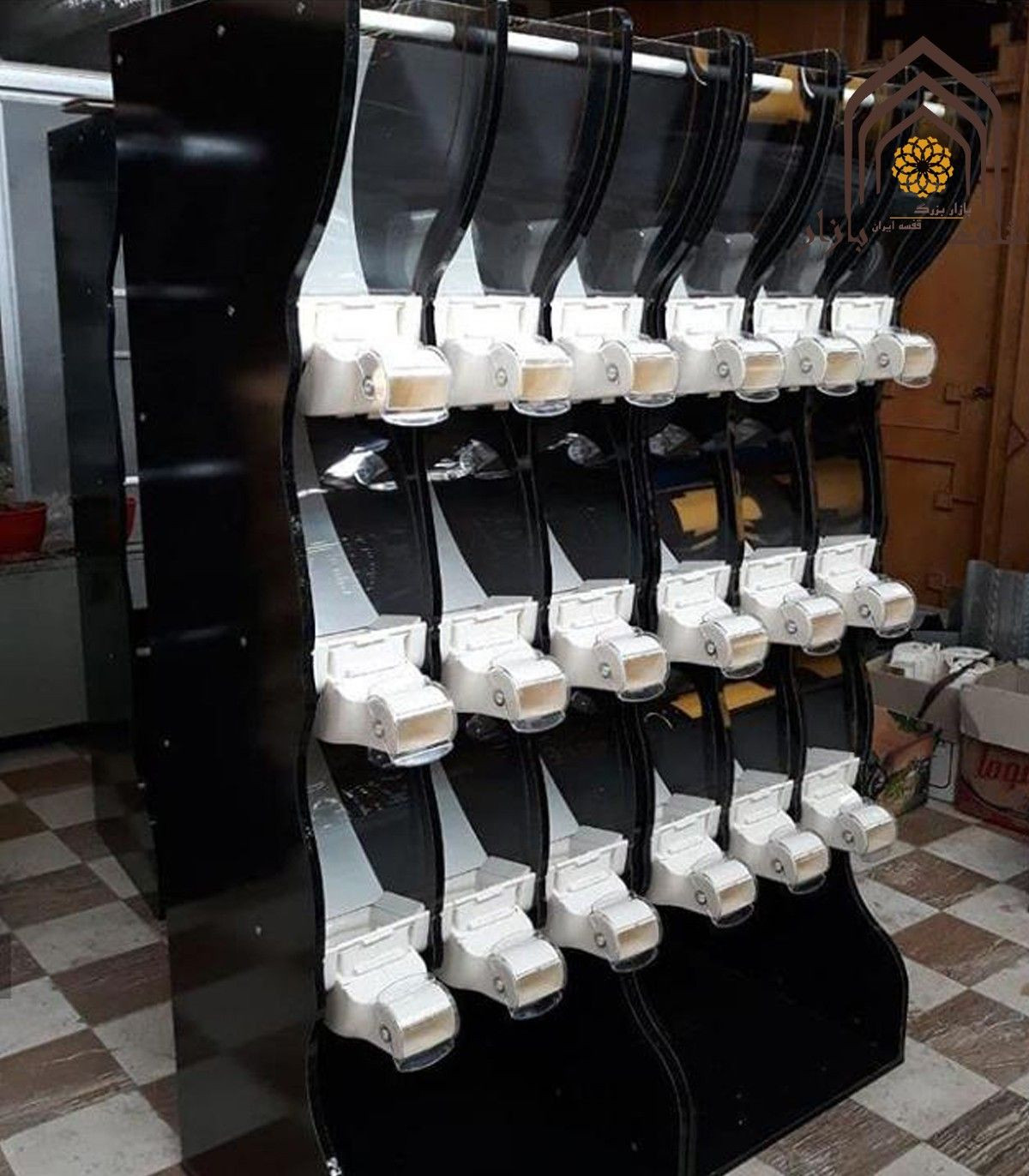 قفسه آجیل و خشکبار الینا استند با طراحی مدرن و کاربردی برای توزیع آسان محصولات خشک.