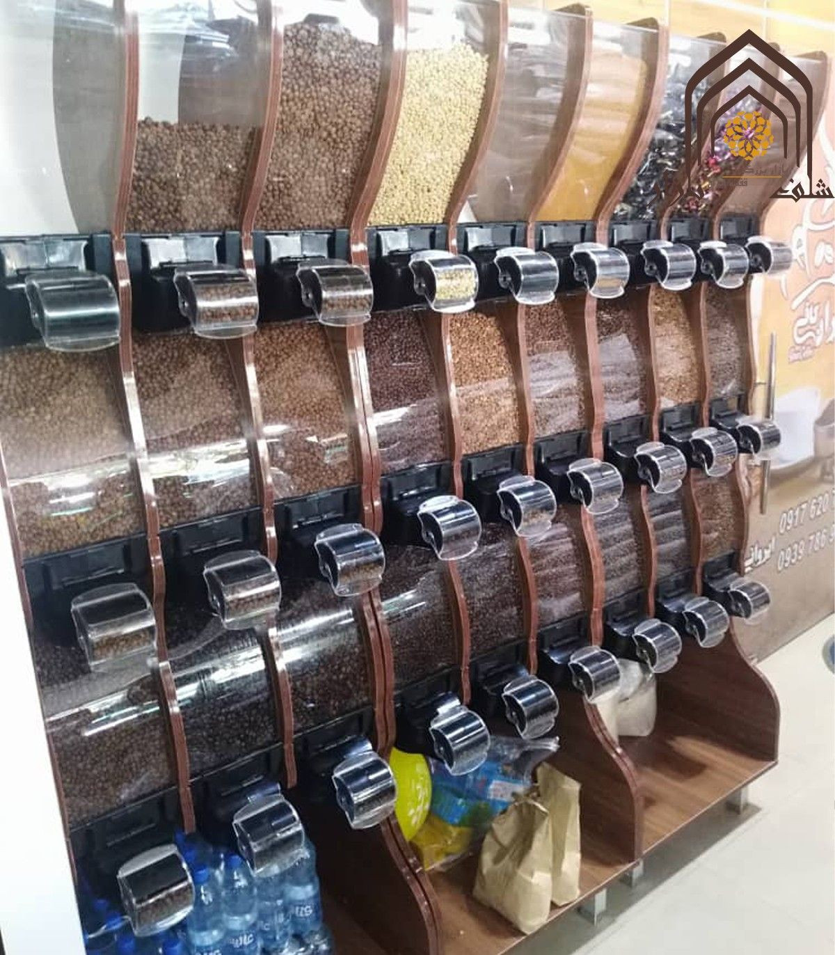 قفسه آجیل و خشکبار الینا استند با طراحی زیبا و مدرن، گزینه‌ای مناسب برای نگهداری خشکبار و ادویه‌ها است.