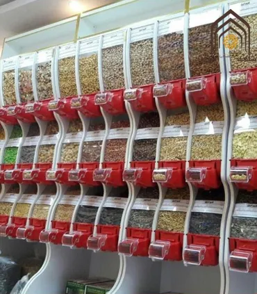 قفسه آجیل و خشکبار الینا استند، مناسب برای نمایش و فروش انواع تنقلات در فروشگاه‌ها و سوپرمارکت‌ها.