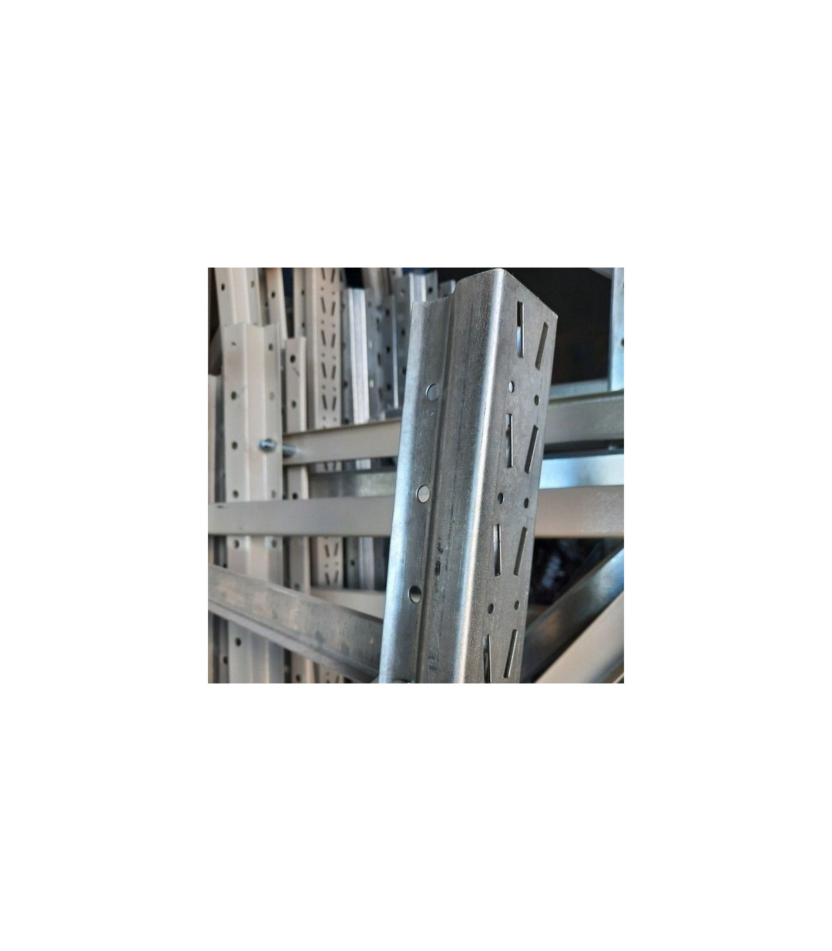 پایه راک نیمه سنگین، مناسب برای انواع انبارها و فضاهای صنعتی، با طراحی مقاوم و کارایی بالا.