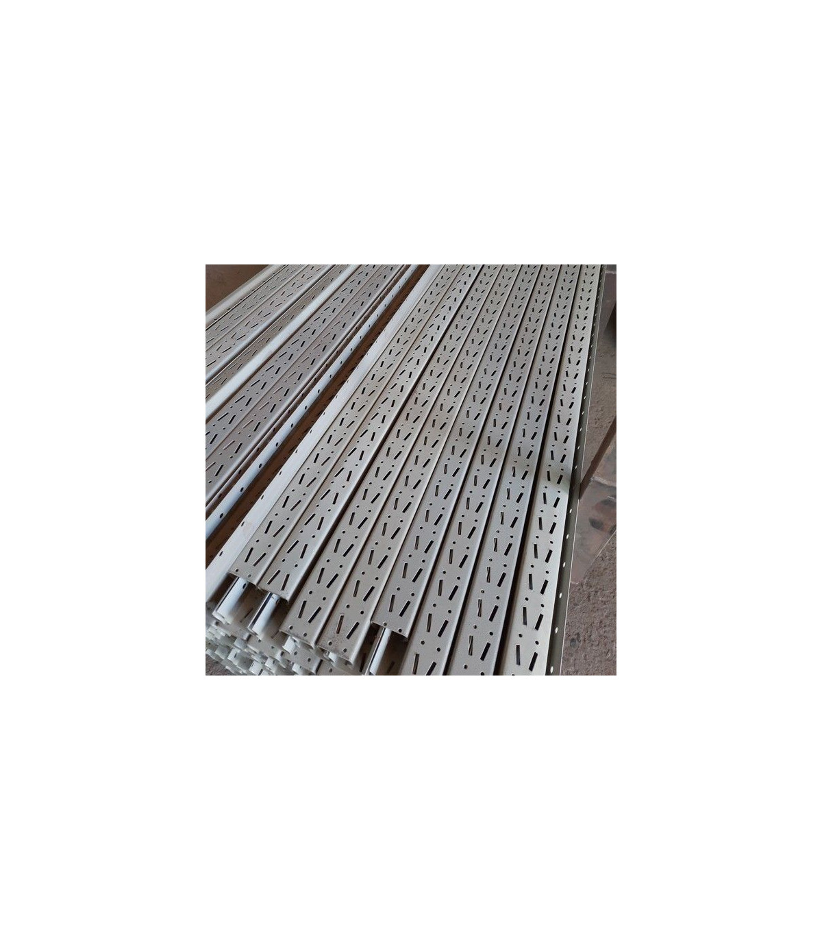 پایه راک نیمه سنگین با طراحی مقاوم برای امنیت و استحکام در سیستم‌های ذخیره‌سازی صنعتی.