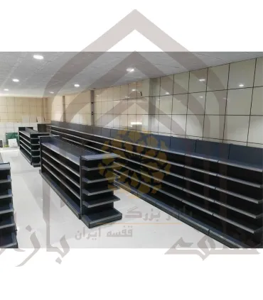 قفسه یکطرفه فروشگاه هایپرمارکت سامان انبار شرق طوس، طراحی مدرن و کاربردی برای نمایش کالاها.