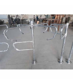 راه بند گردان ثابت از صنایع مفتولی آریا توس، مناسب برای کنترل تردد در مکان‌های مختلف\n\nاین تصویر نمونه‌ای از راه بند گردان ثابت