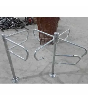 راهبند گردان ثابت از صنایع مفتولی آریا توس، مناسب برای مدیریت ترافیک و امنیت.